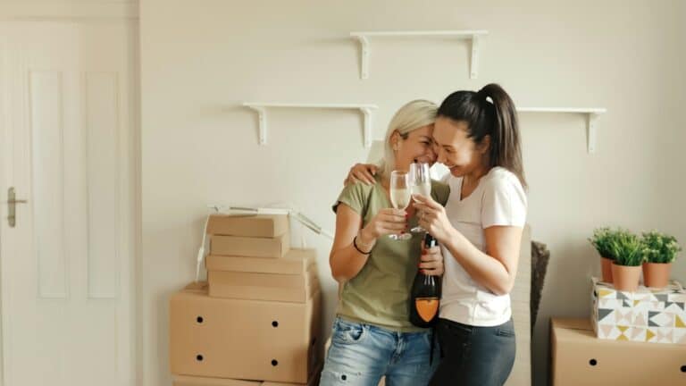 kjøpekontrakt bolig - to kvinner som deler en flaske sjampanje