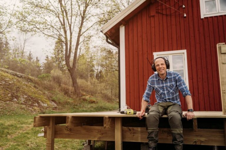 klage på håndverker - snekker sitter på en terrasse