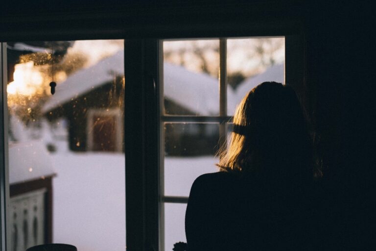 mangler og krav ved utleie - noen ser ut av vinduet