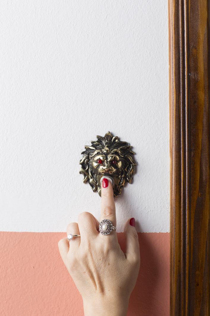 nabokrangel - en person ringer på døren