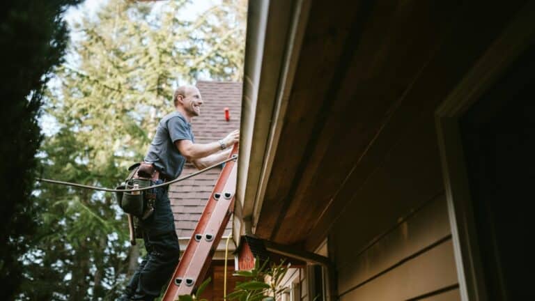 naboloven - mann står i en stige