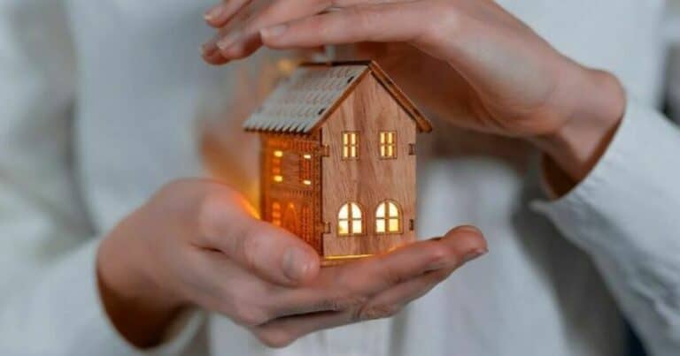 nabovarsel - kvinne holder et lekehus