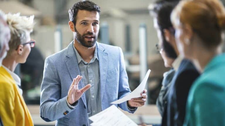 næringsleie - folk som snakker sammen