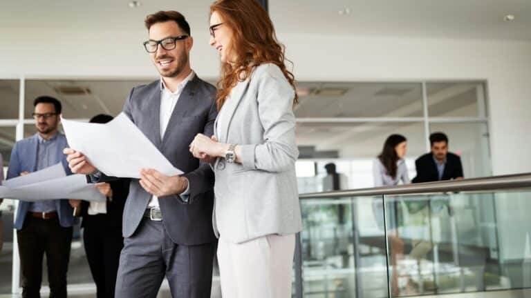 næringleie -to personer leser en kontrakt