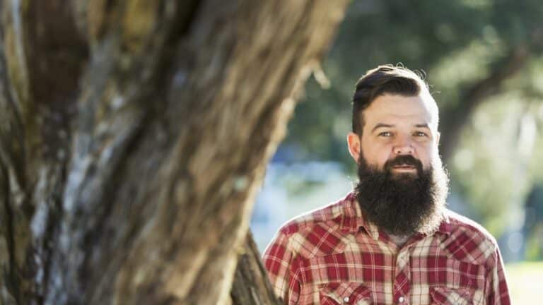 odelsrett - mann med skjegg ser i kamera