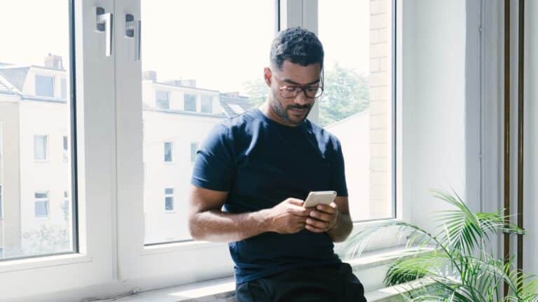 oppsigelse av leieforhold, leiekontrakt, - mann skriver på telefonen