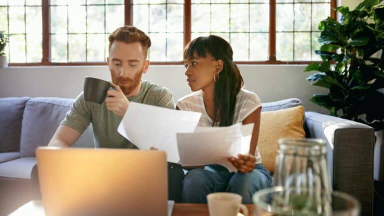 heftelse eiendom overbeheftet eiendom - to personer som snakker sammen i en sofa