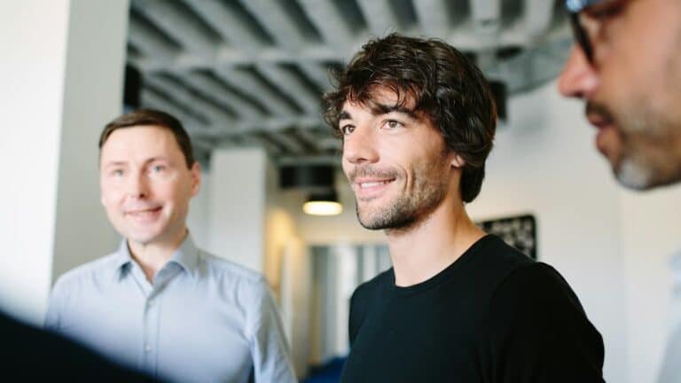 overføring av leie - menn som smiler