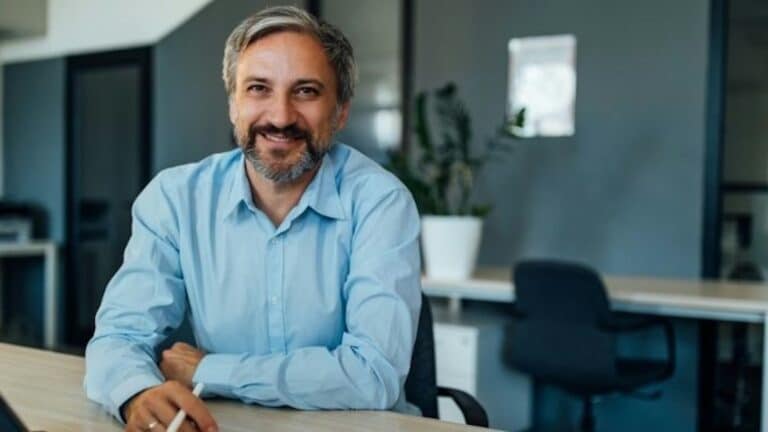 overtakelse - mann ser i kamera