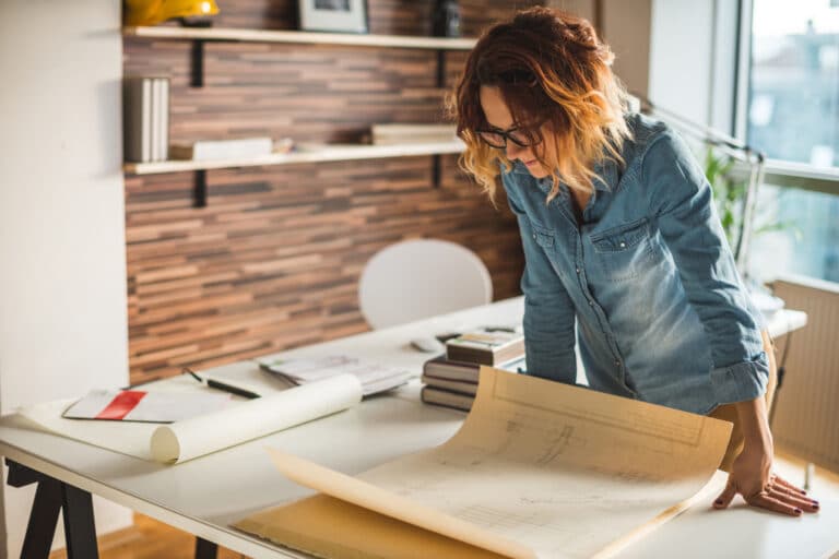 plan og bygg - kvinne planlegger noe