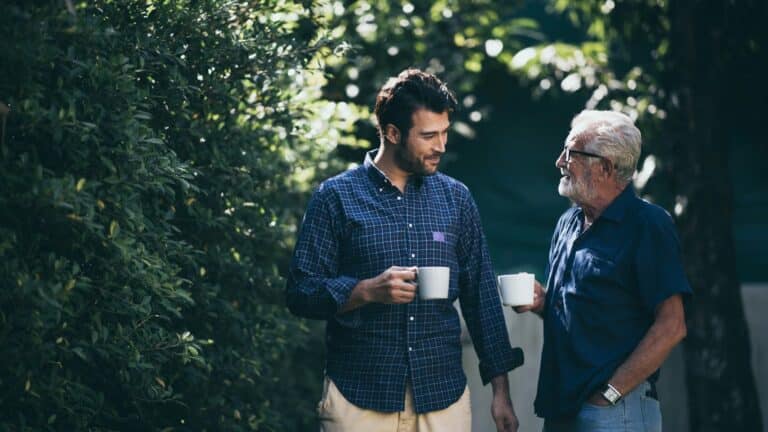 regulering av festeavgift - to menn snakker sammen