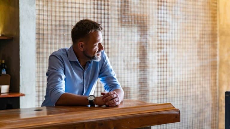 rett til tilleggsbetaling - menn ser ut av vinduet