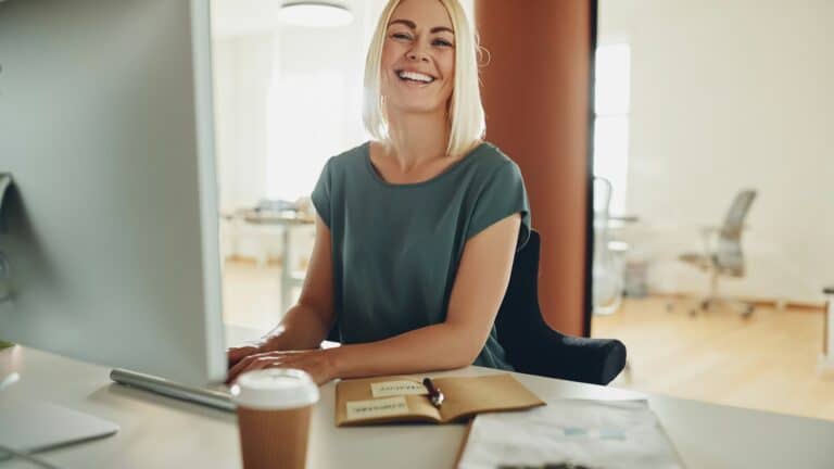 seksjoneringsbegjæring - kvinne smiler til kamera