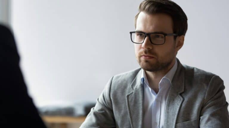 sikkerhet for leietakers forpliktelser - mann ser foran seg