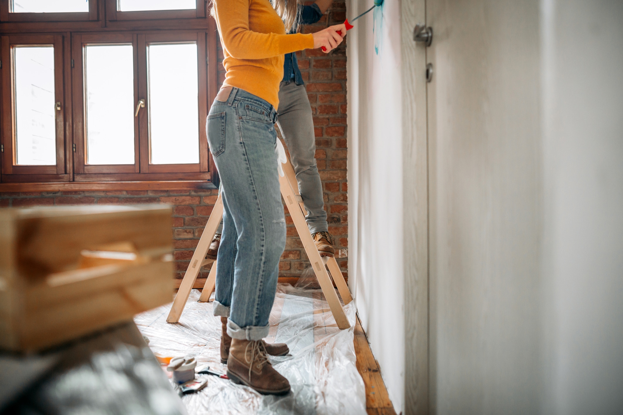 standardheving - kvinne som maler en vegg