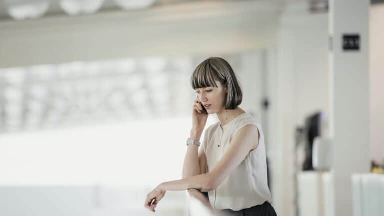 tilbakeholdsrett - kvinne snakker i telefonen