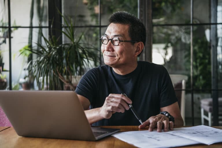 tinglysing - mann ser ut av vinduet