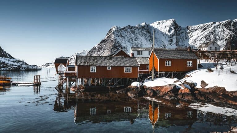 tomtegrenser - to hus langs sjøen
