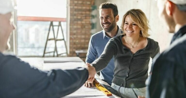 utbyggingsavtaler, utbyggingsavtale - kvinne tar en mann i hånden