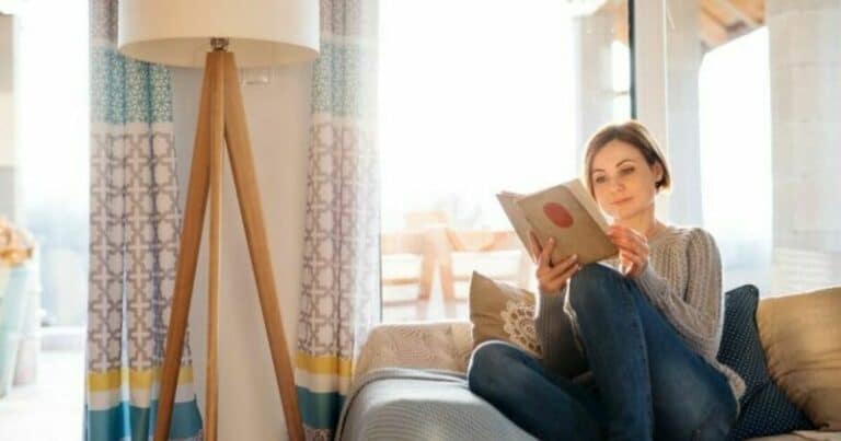 utleiers adgang til bolig - kvinne leser en bok