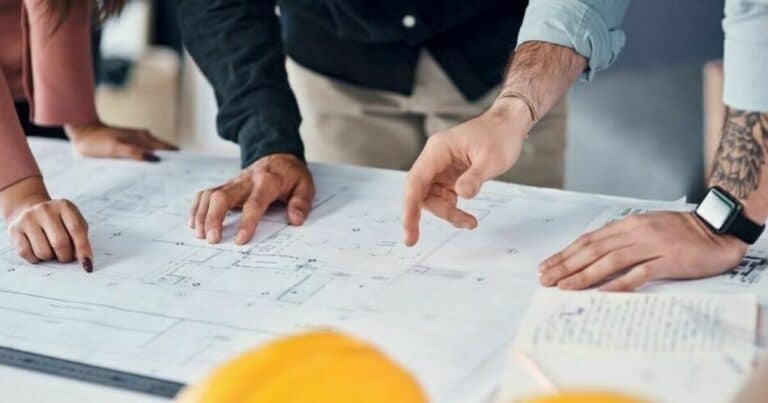 våtromsnormen - folk som ser på en byggetegning