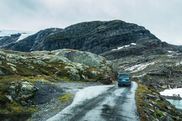 bruksrett og veirett - vei opp et fjell