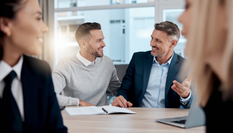 tvist og mislighold - to menn snakker sammen