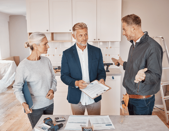 bygging renovering - diskusjon men en håndverker