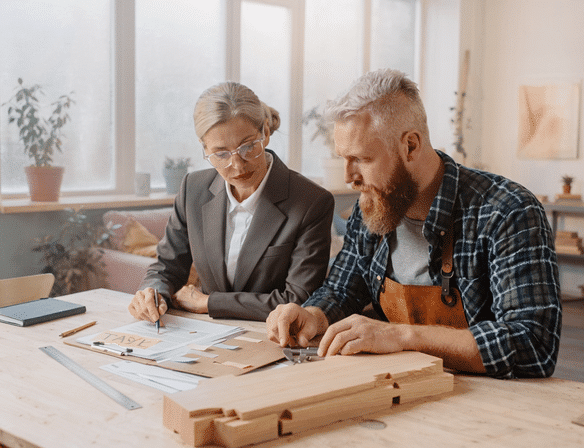 tvister om pris - håndverker og advokat diskuterer en kontrakt