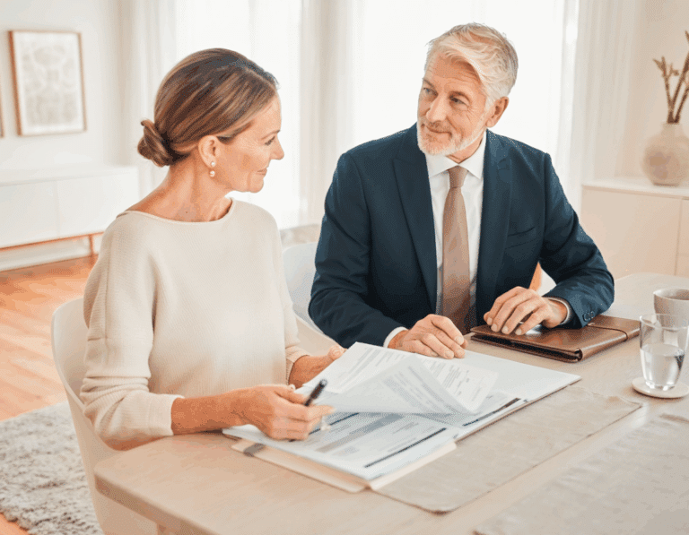 kontrakt og dokumentgjennomgang - advokat og person går gjennom papirer