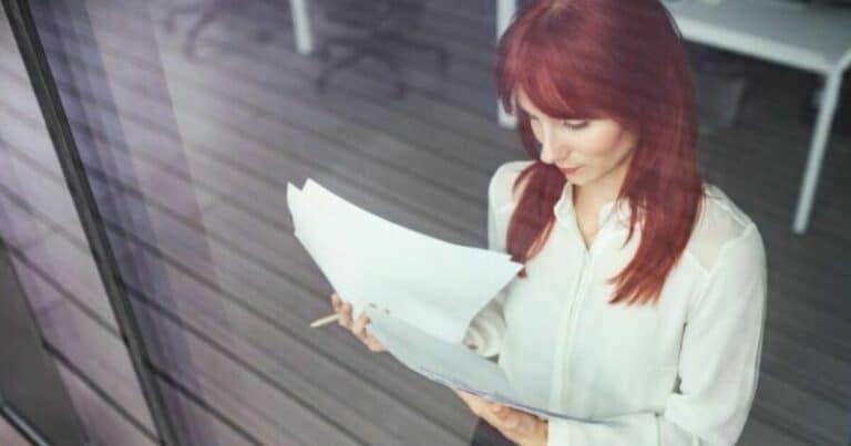 avgangsvederlag i agenturforhold - dame som leser papirer