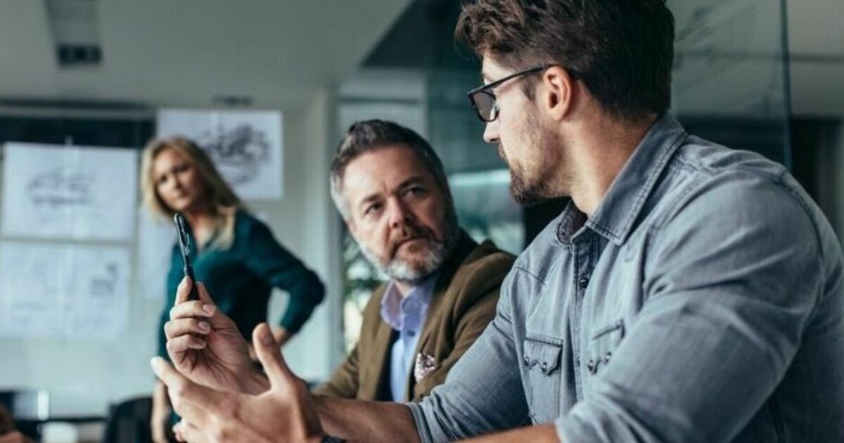 avgangsvederlag i agenturforhold - 3 personer som diskutererer