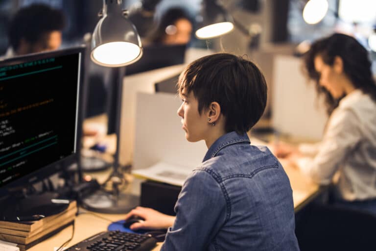 avslag på varemerkesøknad - dame ser på en skjerm