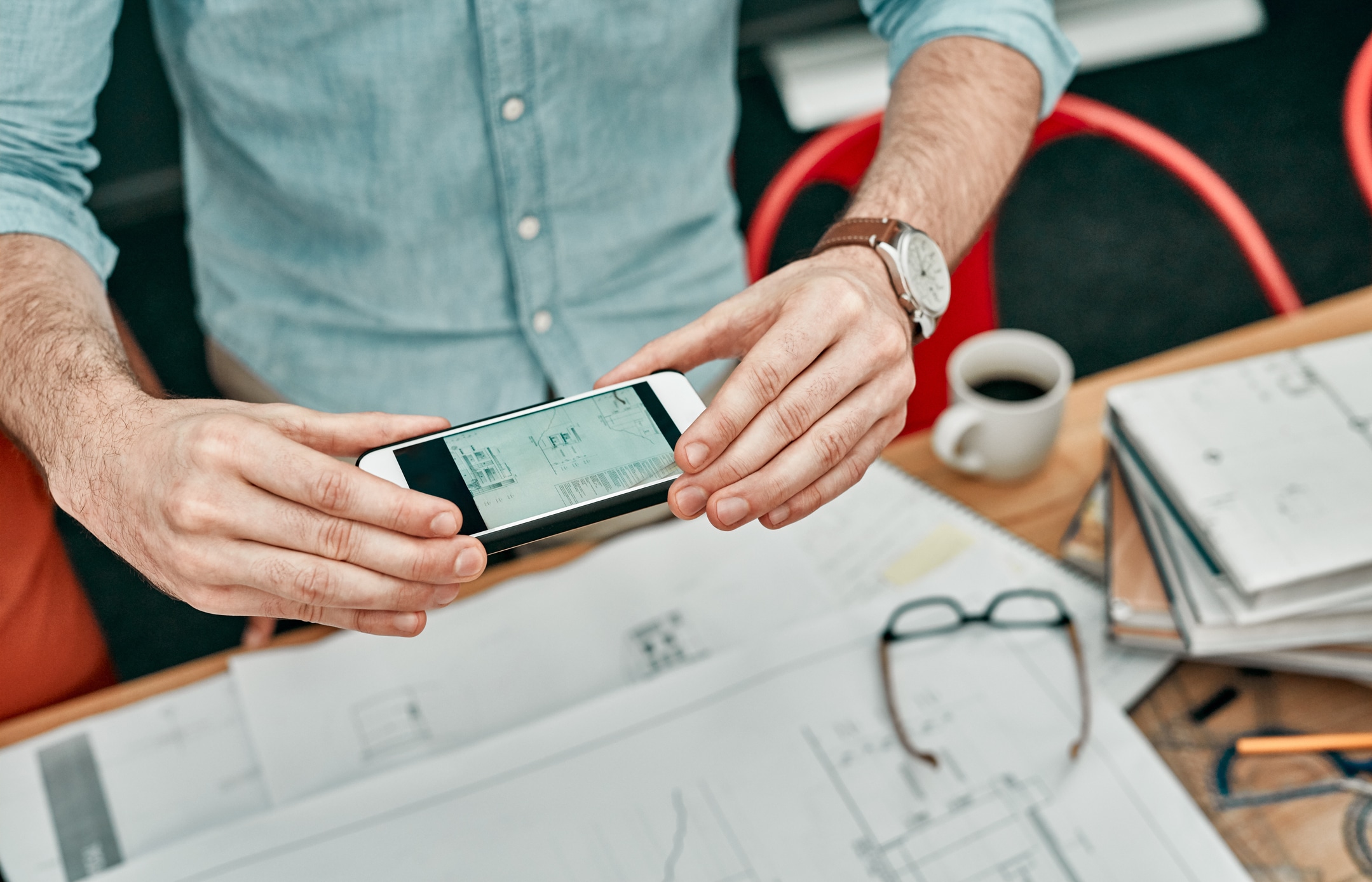 brudd på varemerkeloven - mann som tar bilde av tegninger