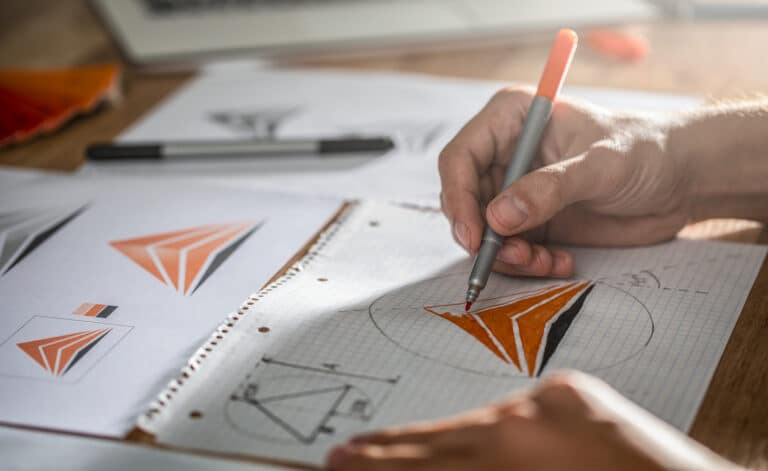 designbeskyttelse og designregistrering - en hånd som tegner