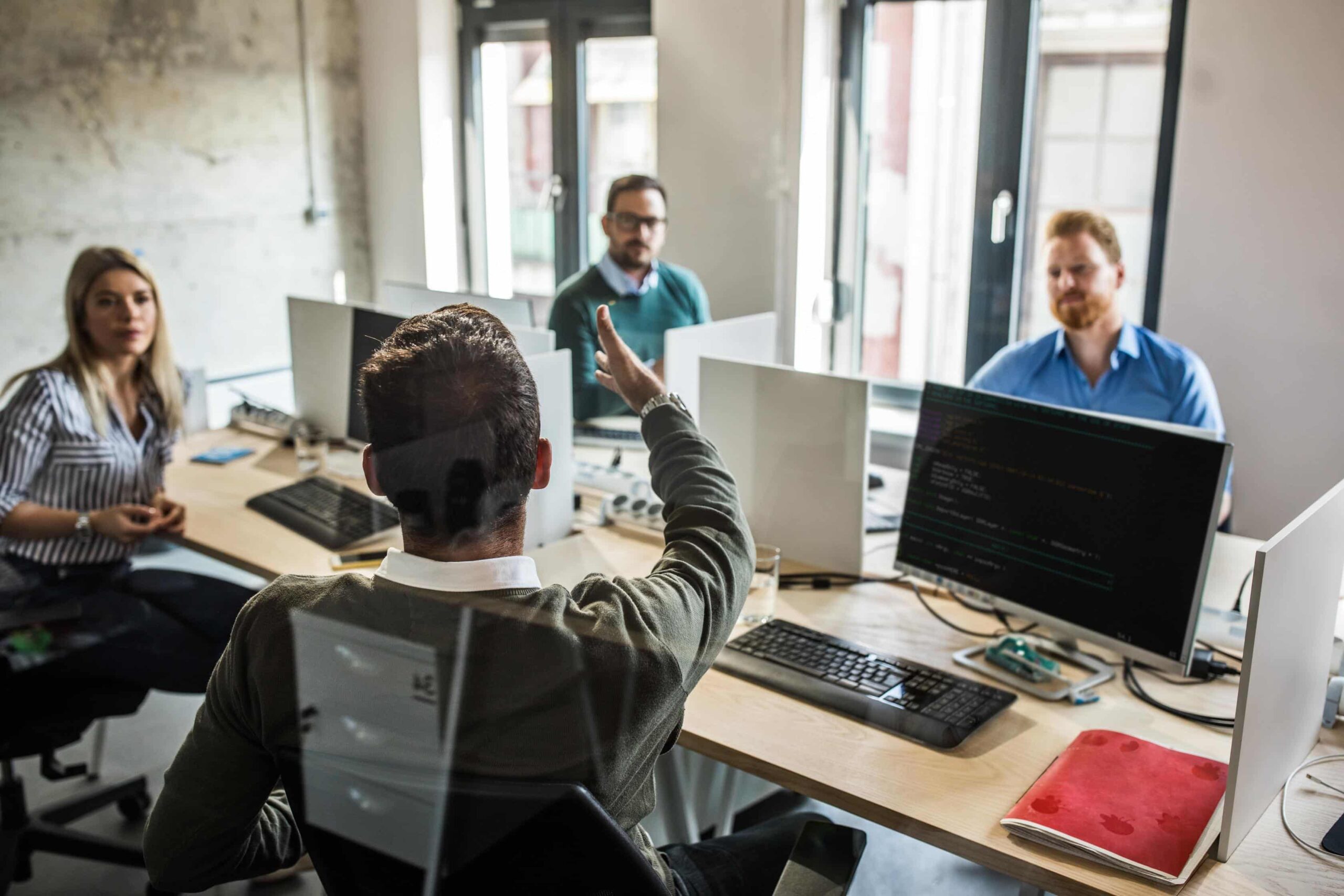 digitalt misbruk av varemerker - folk rundt et bord