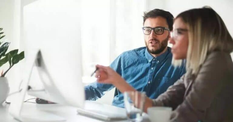 domenenavn - to personer jobber foran en pc