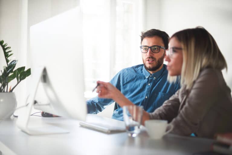 endringer i varmerkeregistrering - to mennesker foran en pc
