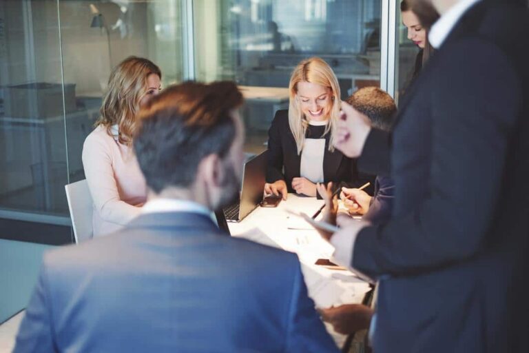 finne riktig varemerke - mennesker rundt et bord