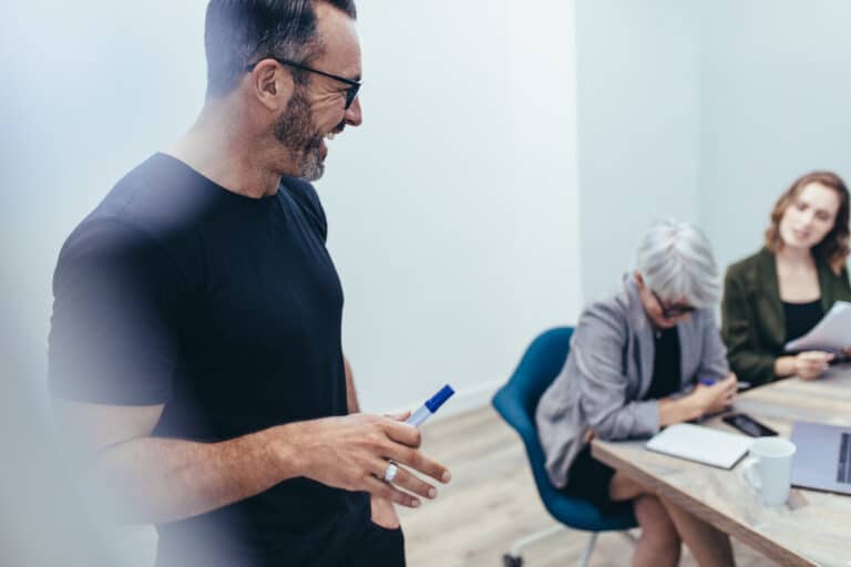 fornyelse av varemerker - jobbfolk som ler