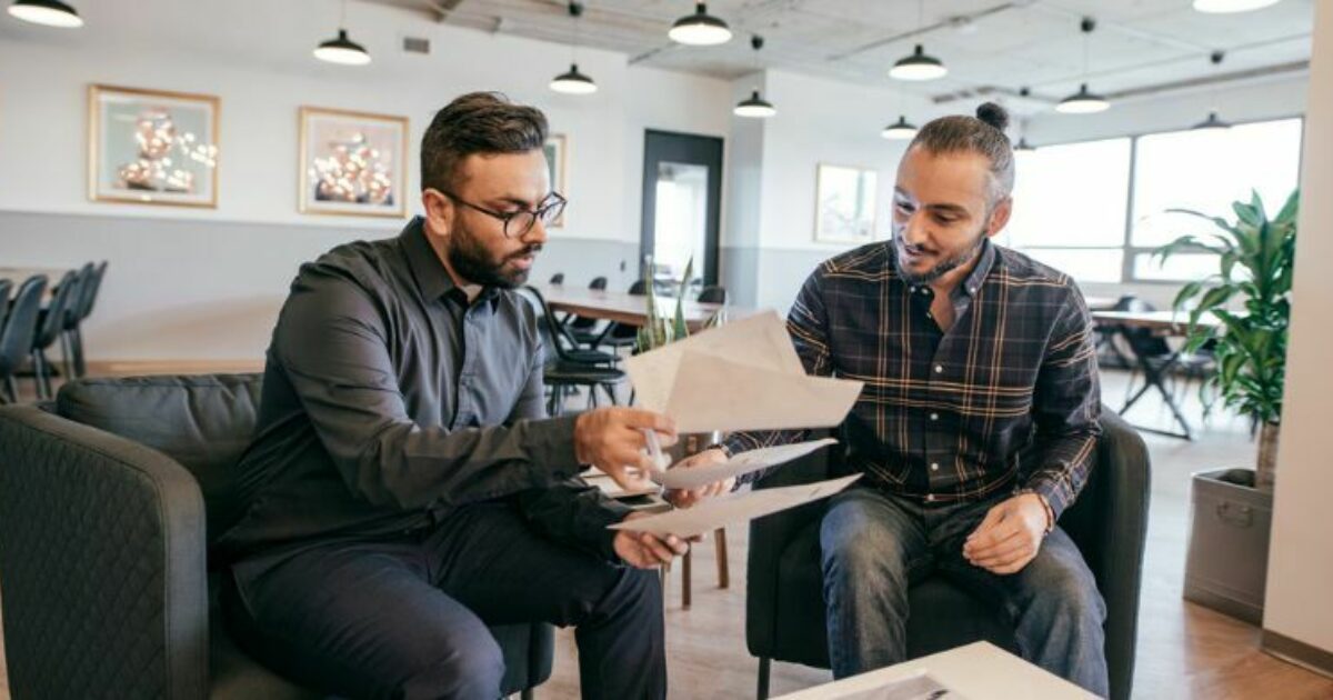 forskjellen på agenturavtale distribusjonsavtale og forhandleravtale - to mennesker i et kontorlandskap