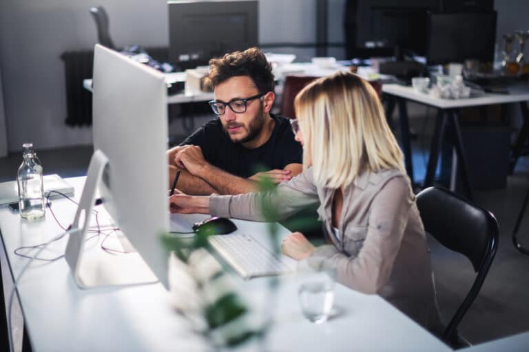 innarbeidelse av varemekre - to personer foran en datamaskin
