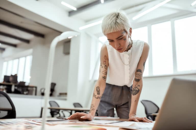 opphavsrett - dame ser på papirer