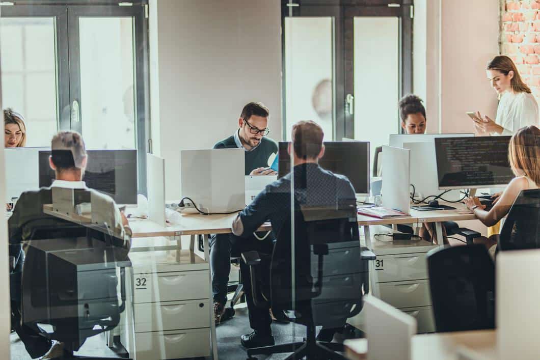 overvåkning av varemerker - personer i et kontorlandskap