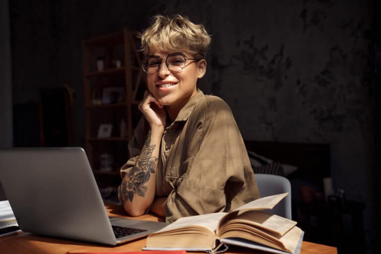 patent på navn - dame som ser i kamera