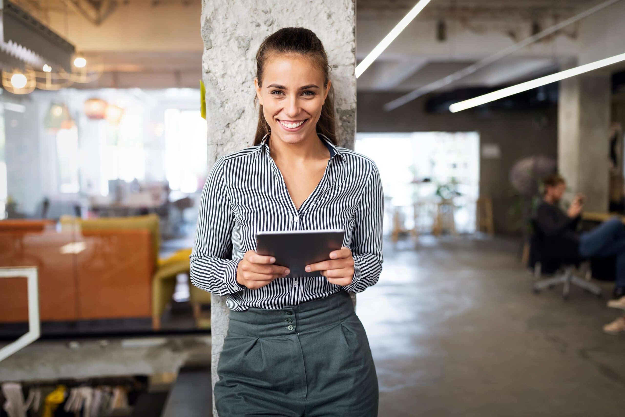 patent på navn - dame som ser mot kamera