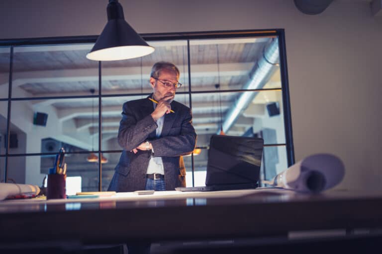 produktetterligning - mann som ser på en skjerm