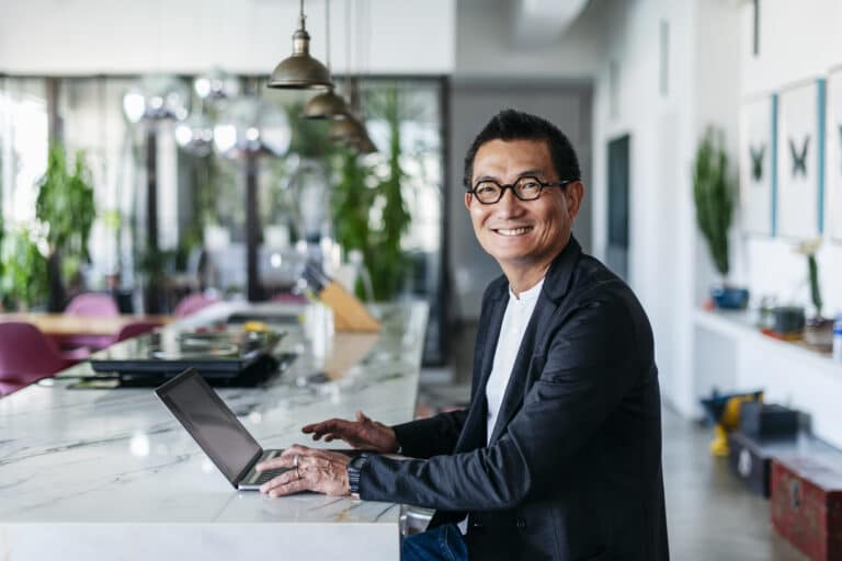 administrativ overprøving av varemerke - mann ser i kamera