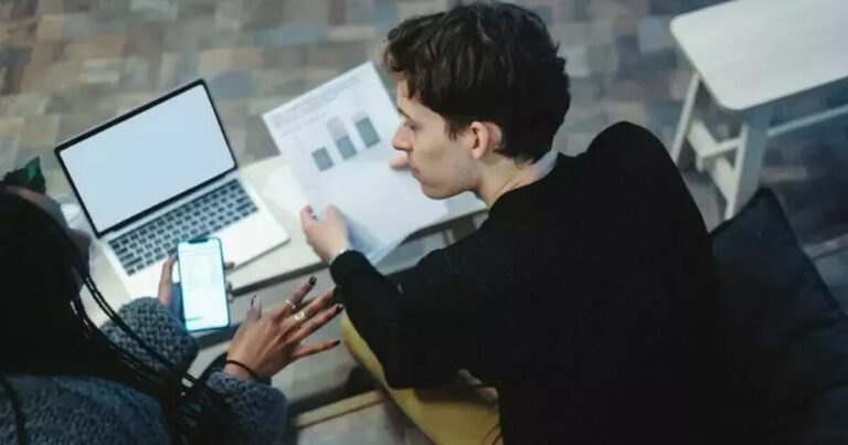 forretningshemmeligheter - to personer foran en pc