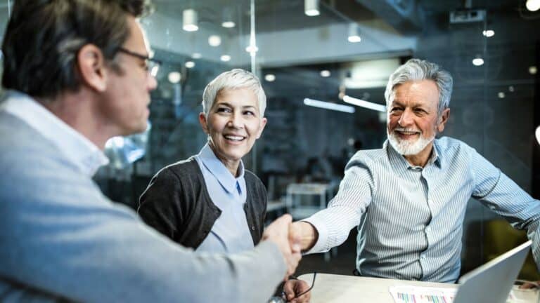 agenturavtaler - to menn som tar hverandre i hånden